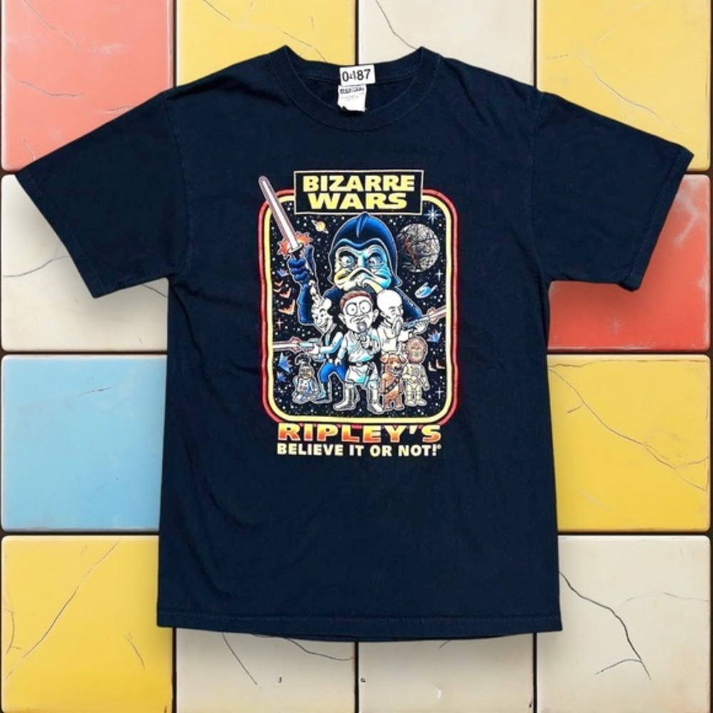 Vintage Y2K Ripley's Bizarre Wars Graphic Tee M Sci-Fi Parody Star Movie Shirt
